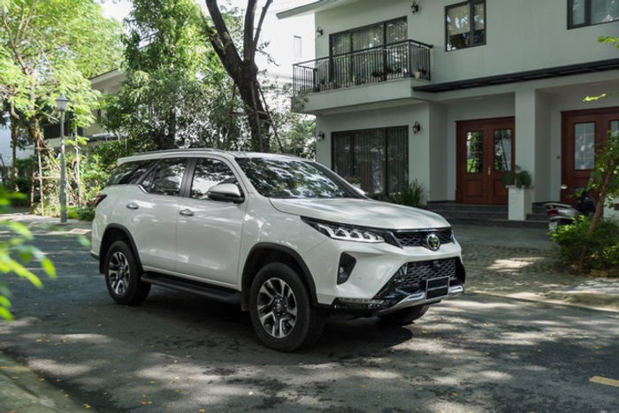 Phiên bản Fortuner máy dầu số sàn màu trắng